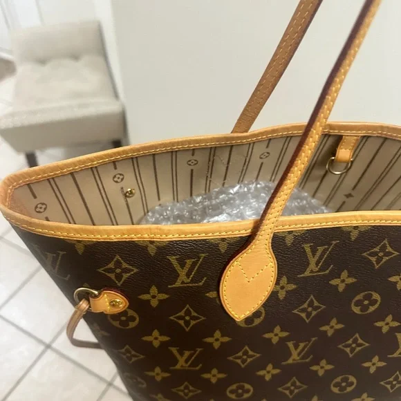 ❌SOLD❌AUTHENTIC Louis Vuitton Monogram Canvas with Gold Hardware - Picture 16 of 16